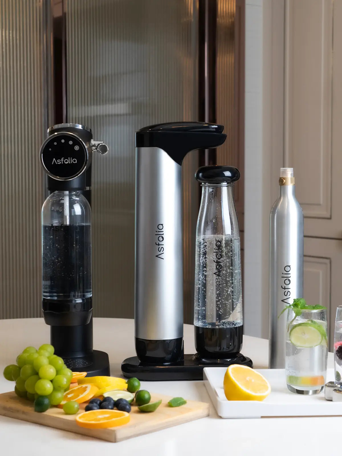 Asfolia's LED water carbonator Oakleaf carbonator water and sparkling water, as well as fruits on the western kitchen table.
